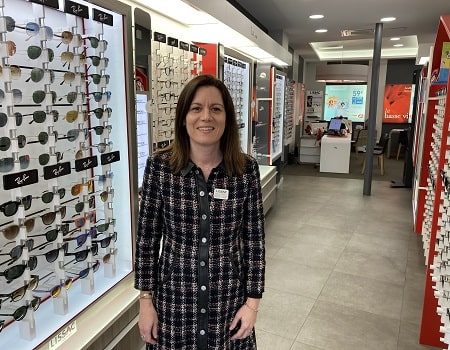 Portrait de Delphine Prisant, opticienne Lissac Paris Vaugirard